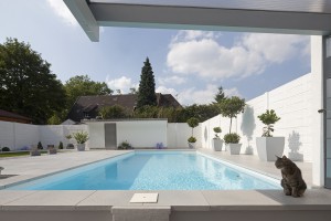 Schwimmbad auf Terasse eines denkmalgeschützen Hauses